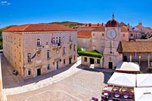 Traditional apt in stone house in heart of Trogir