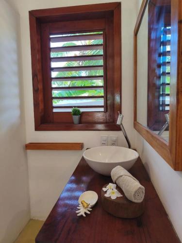 a bathroom with a bowl sink and a window at Villa Tarifa Suites in Amontada