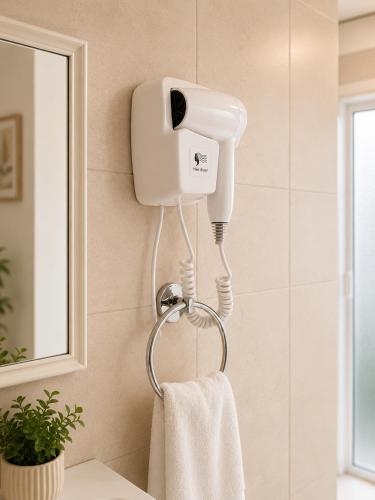 a towel holder with a white soap dispenser in a bathroom at Nagomi Casa amplia para empresas, grupos y familias in Pachuca de Soto