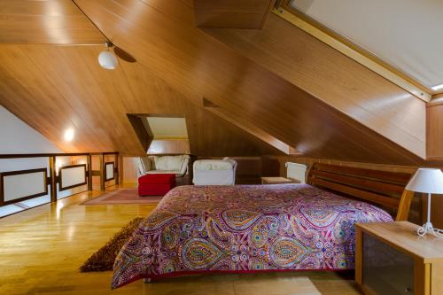 1 dormitorio con cama y techo de madera en Sancho IV, en Zamora
