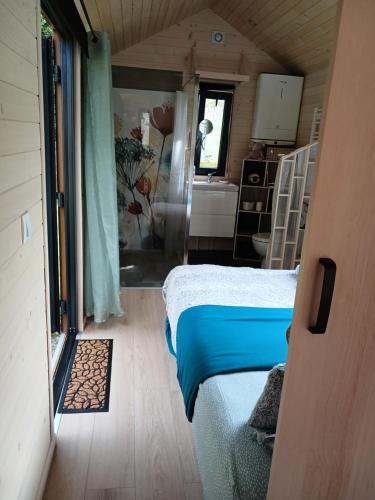 a bedroom with two beds in a tiny house at entre bourg et rivage in Saint-Pierre-Langers
