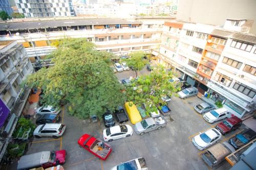 una vista aerea di un parcheggio in una città di Glur Central Pratunam a Bangkok