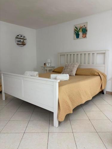 a white bed in a white room with at Casa Mediterraneo in Catania