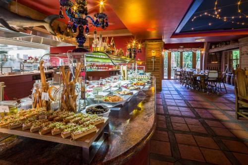 una línea de buffet con sándwiches y otros alimentos en Hôtel Des Pirates, en Dolancourt