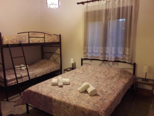 ポティスティカにあるKesi Holiday Homeのベッドルーム1室(二段ベッド2組、タオル付)