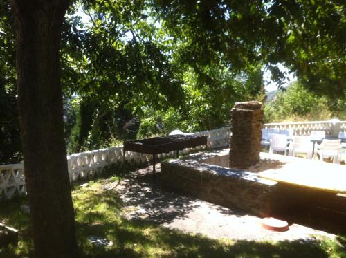 a backyard with a table and chairs under a tree at Camping El Balcon de Pitres in Pitres