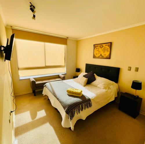 a bedroom with a large bed and a window at Bello y acogedor departamento 2D in Los Ángeles