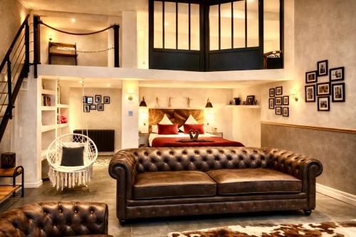 a bedroom with a leather couch and a bed at Loft Prenium PETITE FRANCE-idéal mission Pro-long séjour in Strasbourg
