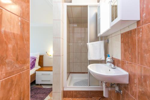 Apartments by the sea Mavarstica, Ciovo - 12696