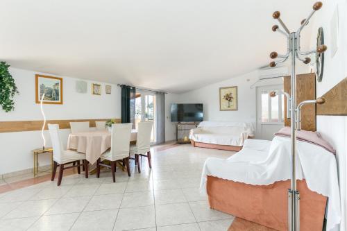 Apartments by the sea Mavarstica, Ciovo - 12696