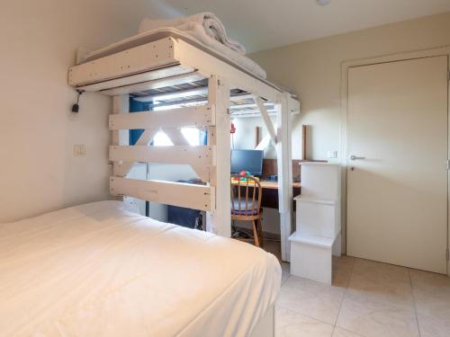 a bedroom with a bunk bed and a desk at Nieuwendamme 40C in Lombardsijde