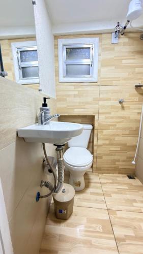 a bathroom with a white toilet and a sink at Microcasa compacta in Volta Redonda