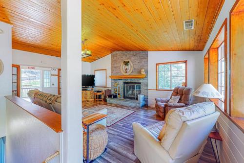 a living room with a couch and a fireplace at Creekside Cabin in Crestline