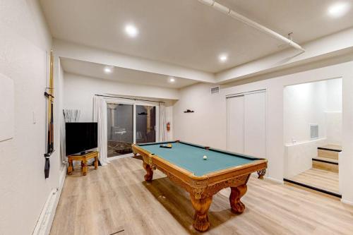 ein Wohnzimmer mit einem Billardtisch darin in der Unterkunft Pinecrest Paradise in Crestline