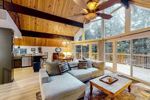 ein Wohnzimmer mit Sofa und Deckenventilator in der Unterkunft Pinecrest Paradise in Crestline