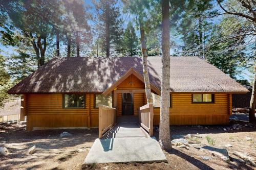a log cabin in the middle of a forest at Sugar Pine Retreat in Twin Peaks