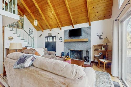 a living room with a couch and a fireplace at Cedar Glen Hideaway in Lake Arrowhead