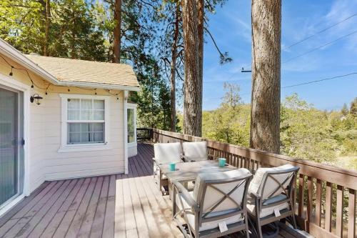 eine Terrasse mit zwei Stühlen und einem Tisch auf einem Deck in der Unterkunft Crestline Charm in Crestline