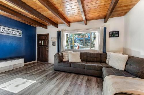 a living room with a brown couch and blue walls at Blue Bird Beauty in Running Springs