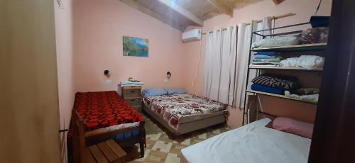 a room with two beds and a bunk bed at Casa con piscina en Gobernador Roca in Gobernador Roca