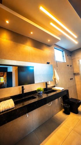 a bathroom with a sink and a toilet at Pousada Veredas da Canastra in Delfinópolis