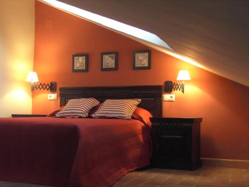 A bed or beds in a room at Casa Rural El Arcediano