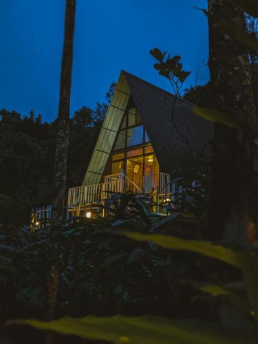 a house in the woods at night at Vagamon leafmist frame cabin in Vagamon