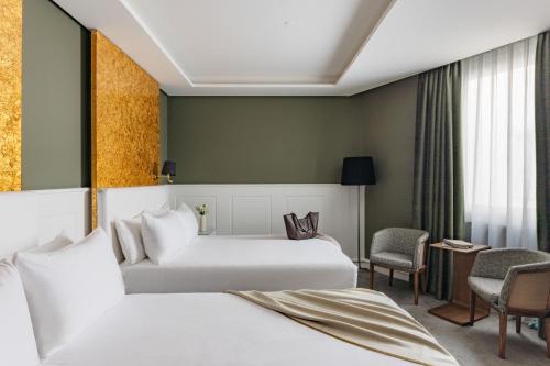 Hotel Colón, a Gran Meliá Hotel - The Leading Hotels of the World — Property building