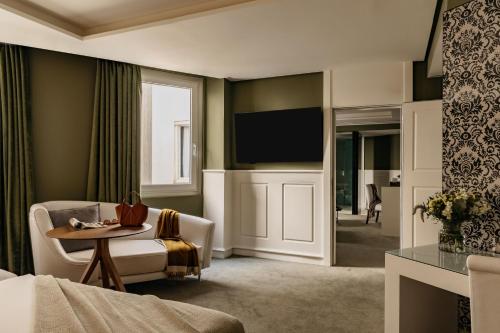 Hotel Colón, a Gran Meliá Hotel - The Leading Hotels of the World — Property building