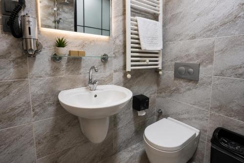 ein Badezimmer mit Waschbecken und Toilette in der Unterkunft Kaçkar Otel in Rize