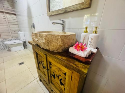 a bathroom with a bowl sink and two towels at Sunsets at Sumbul in Pulukan