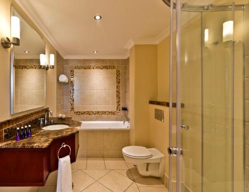 Bilik mandi di Avani Windhoek Hotel & Casino