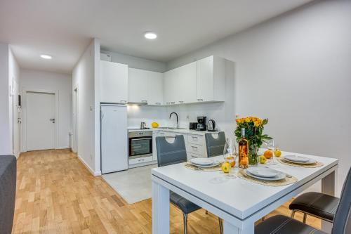Cikat Bay Modern Apartment /w Balcony - Happy Rentals