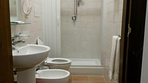 La salle de bains est pourvue d'un lavabo, de toilettes et d'une baignoire. dans l'établissement Hotel Casale 900, à Paestum