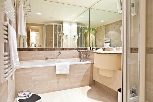 فندق لو شاتولان في بروكسل: حمام مع حوض ومغسلة