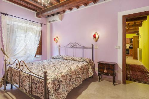 a bedroom with a bed and a window at Agriturismo Santa Luce in Foiano della Chiana