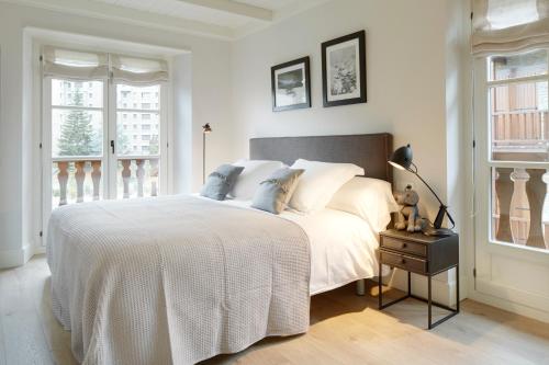 バケイラ・ベレットにあるVal de Ruda Luxe 49 by FeelFree Rentalsの白いベッドルーム(大型ベッド1台、窓付)