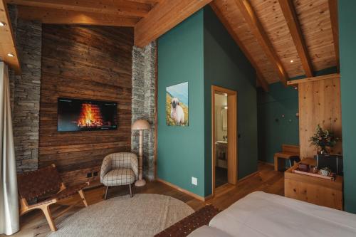 Llit o llits en una habitació de The Phoenix Fitness Hotel & free Spa Access at Alpen Resort