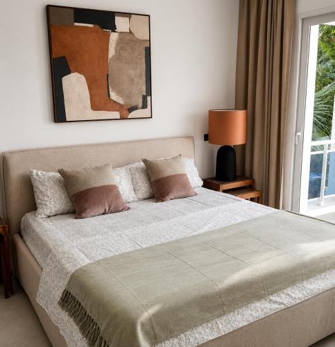 a bedroom with a bed and a window at Estrella Izha 204 in La Laguna