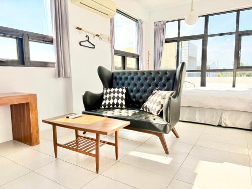 a living room with a couch and a coffee table at Discovery B&B in Linbian