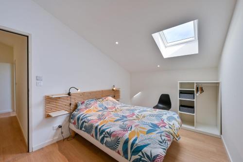 a bedroom with a bed and a window at Laurière - Wifi - Parking - Pet friendly in Port-Saint-Père