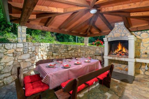 Villa Ester - Private Pool Escape for 8 - Happy Rentals