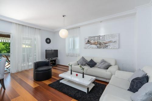 Villa Ester - Private Pool Escape for 8 - Happy Rentals