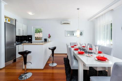 Villa Ester - Private Pool Escape for 8 - Happy Rentals