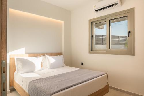 a bedroom with a bed and a window at Villa Esperia in Áyios Síllas