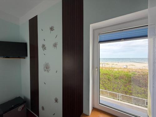 a room with a window with a view of the beach at Zajazd Dajana in Ustka