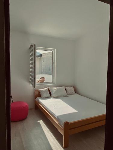 a bedroom with a bed with a mirror on the wall at Sobe-apartmani Gorica in Sutomore