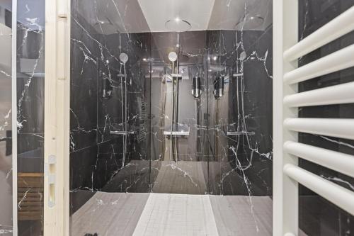 Grand 4BR Paris Flat Near the Louvre with Netflix