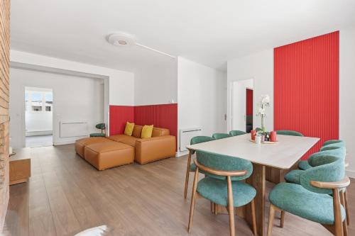 Grand 4BR Paris Flat Near the Louvre with Netflix