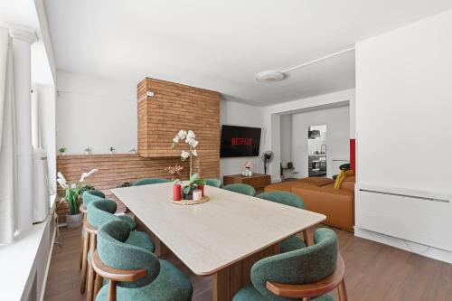 Grand 4BR Paris Flat Near the Louvre with Netflix